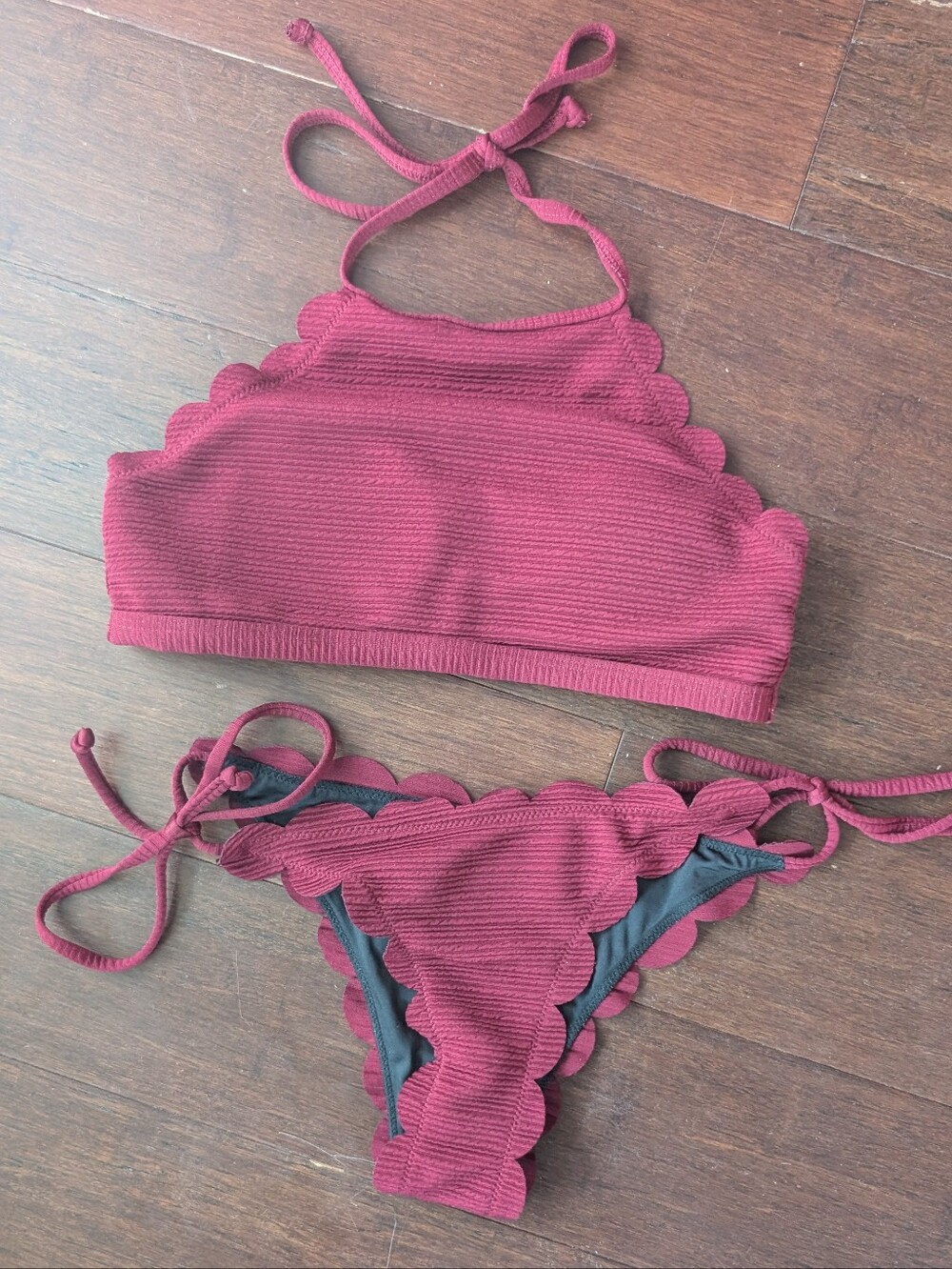 Cupshe Scalloped Ribbed Bikini Set in Deep Wine